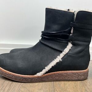 UGG Black Suede ankle boots. Luisa Womens 9.5 Water Resistant Lace Up Sheepskin